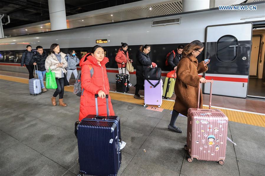 Passengers board a train at Guiyangbei Railway Station in Guiyang, southwest China\'s Guizhou Province, Feb. 10, 2019. China witnessed a nationwide Spring Festival travel rush on Sunday when people started to return to work places from hometowns after family gatherings as the Spring Festival holiday came to an end. (Xinhua/Liu Xu)