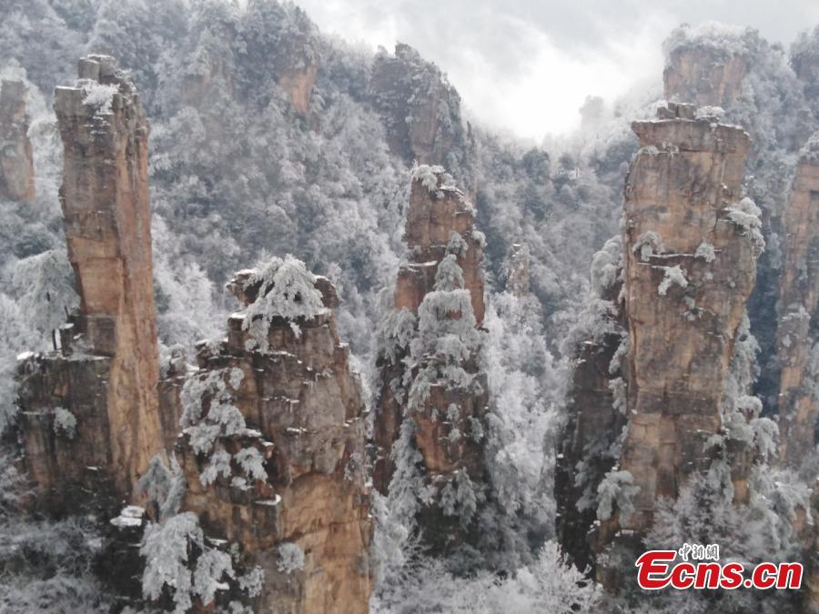 Mountains and plants are covered with ice as clouds float by at the Tianzi Mountain scenic area in Zhangjiajie City, Central China\'s Hunan Province, Feb. 11, 2019. (Photo: China News Service/Deng Daoli)