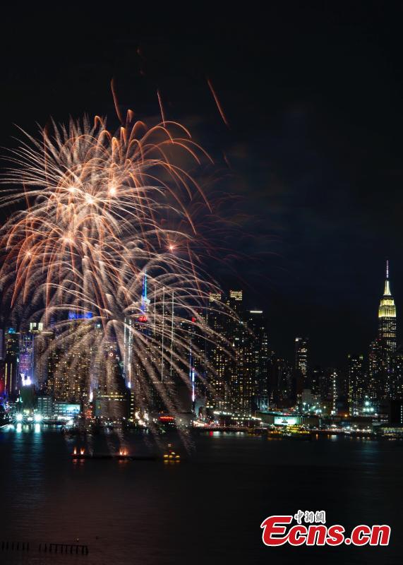 Photo taken on Feb. 11, 2019 from Weehawken of New Jersey, U.S. shows the fireworks over New York City celebrating the Chinese Lunar New Year. The fireworks display was held near Pier 84 over the Hudson River, close to the Chinese consulate general in New York. (Photo: Ecns.cn/Wang Fan)
