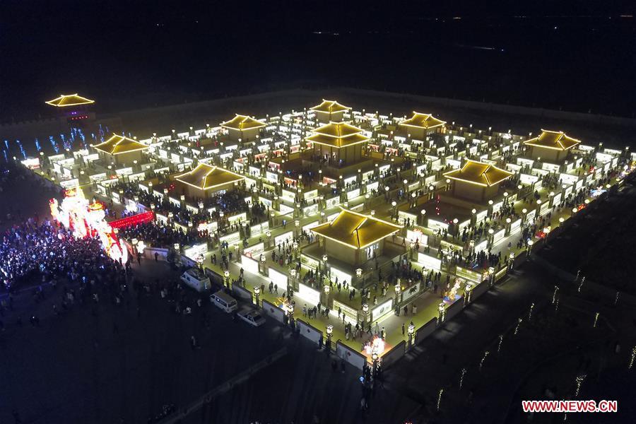 Aerial photo taken on Feb. 12, 2019 shows the Winding Yellow River Lamp Array, a temporary maze installation for the locals to go through to get a good omen in the rest days of the year, in Gucheng Village of Jiantan Town in Zhangye City, northwest China\'s Gansu Province. (Xinhua/Fan Peishen)