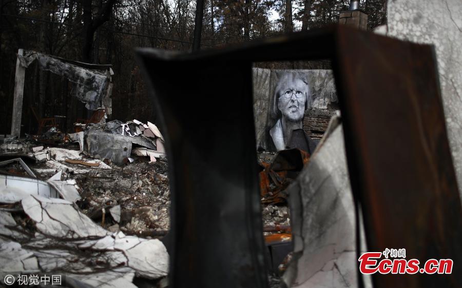 Shane Grammer, the former graffiti artist, recently spent a week in Paradise, the town devastated by last year\'s Camp Fire, deadliest fire in California history, painting murals on the remnants of abandoned houses and burned-out cars. (Photo/VCG)