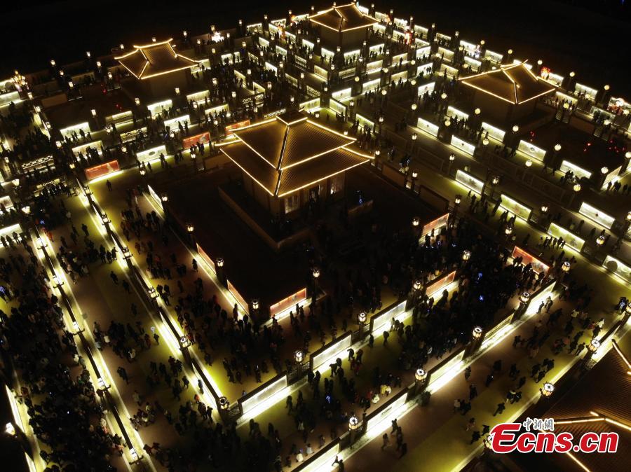 Aerial photo taken on Feb. 12, 2019 shows the Winding Yellow River Lamp Array, a temporary maze installation for the locals to go through to get a good omen in the rest days of the year, in Gucheng Village of Jiantan Town in Zhangye City, northwest China\'s Gansu Province. (Photo/China News Service)