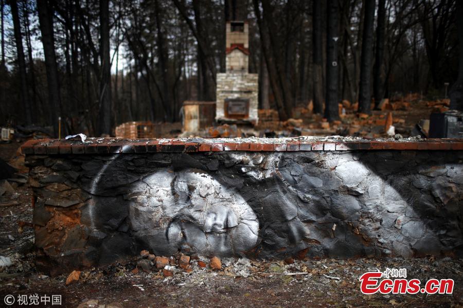 Shane Grammer, the former graffiti artist, recently spent a week in Paradise, the town devastated by last year\'s Camp Fire, deadliest fire in California history, painting murals on the remnants of abandoned houses and burned-out cars. (Photo/VCG)