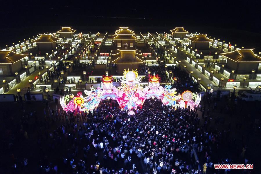 Aerial photo taken on Feb. 12, 2019 shows the Winding Yellow River Lamp Array, a temporary maze installation for the locals to go through to get a good omen in the rest days of the year, in Gucheng Village of Jiantan Town in Zhangye City, northwest China\'s Gansu Province. (Xinhua/Fan Peishen)