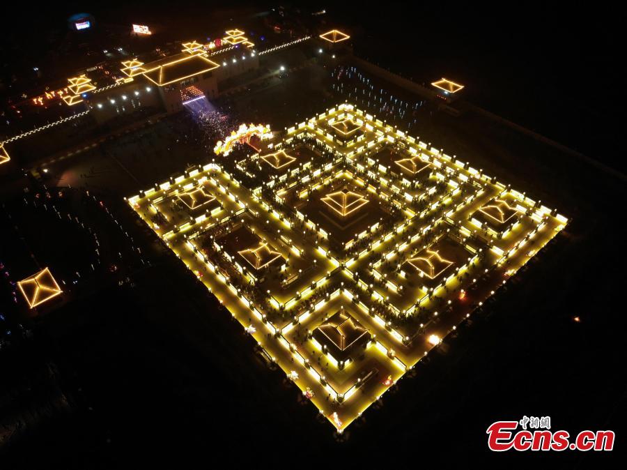 Aerial photo taken on Feb. 12, 2019 shows the Winding Yellow River Lamp Array, a temporary maze installation for the locals to go through to get a good omen in the rest days of the year, in Gucheng Village of Jiantan Town in Zhangye City, northwest China\'s Gansu Province. (Photo/China News Service)