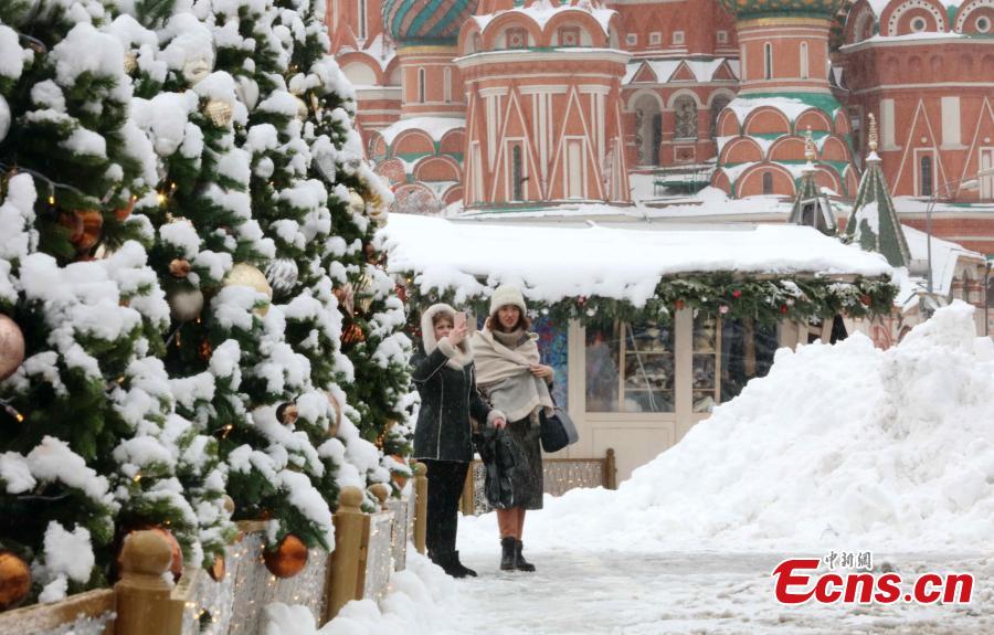 People walk in snow in Moscow, Russia, on Feb. 13. 2019. A recent snowfall resulted in 11 mm of precipitation in Moscow on Wednesday. (Photo/China News Service)