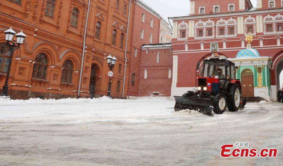 Worker clears snow in Moscow, Russia, on Feb. 13. 2019. A recent snowfall resulted in 11 mm of precipitation in Moscow on Wednesday. (Photo/China News Service)