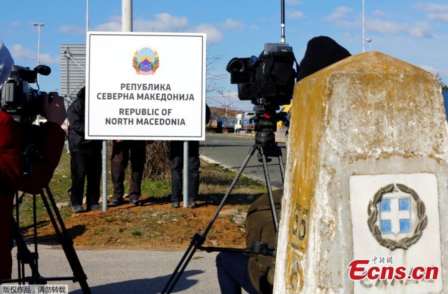 Workers replace signage with an adhesive banner that reads Republic of North Macedonia in the southern border with Greece, near Gevgelija, Feb. 13, 2019. Workers in the newly renamed North Macedonia have begun replacing road signs to reflect the change in their country\'s name, following a deal with neighboring Greece to end a nearly three decade-long dispute and secure NATO membership. (Photo/Agencies)