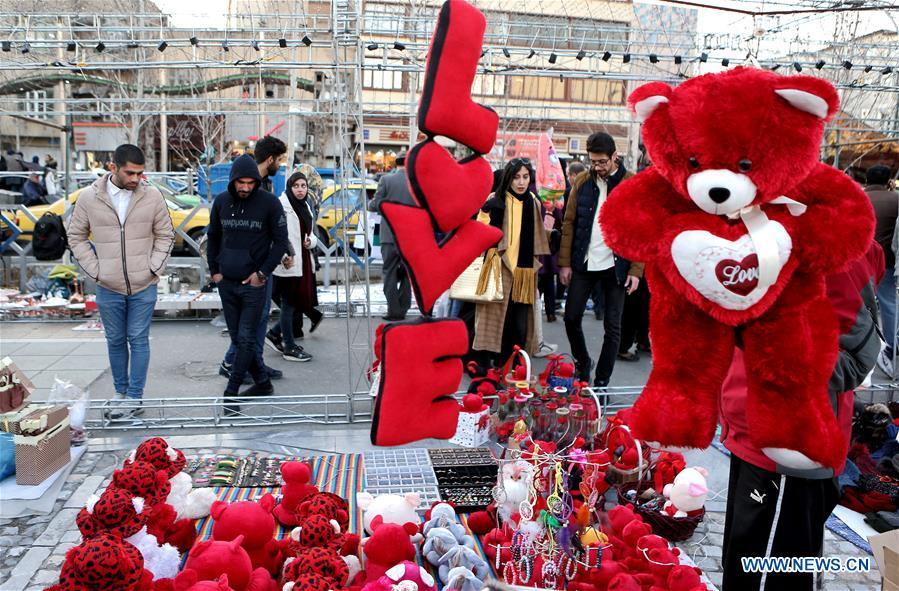 People look at gifts for Valentine\'s Day in Tehran, capital of Iran, Feb. 13, 2019. (Xinhua/Ahmad Halabisaz)