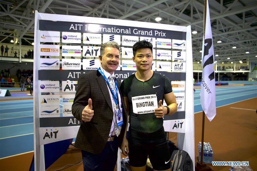 Su Bingtian (R) of China poses after he won the men\'s 60m final event at AIT International Indoor Grand Prix 2019 in Athlone, central Ireland, Feb. 13, 2019. Su Bingtian of China won the men\'s 60m final with 6.52 seconds at AIT International Indoor Grand Prix 2019 on Wednesday night. (Xinhua)