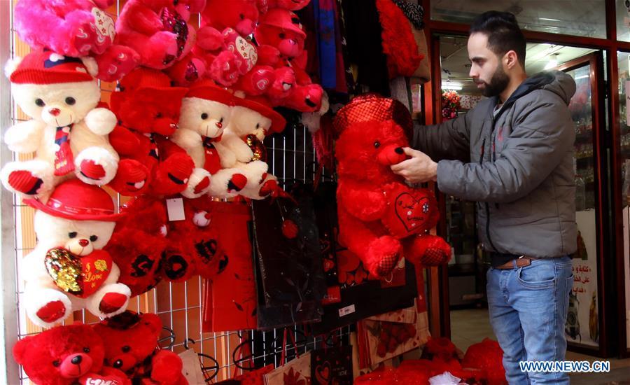 A Palestinian vendor arranges products for Valentine\'s Day in the West Bank City of Nablus, Feb 13, 2019. Valentine\'s Day is marked in many regions of the world on February 14 as a day of romance and romantic love. (Xinhua/Nidal Eshtayeh)