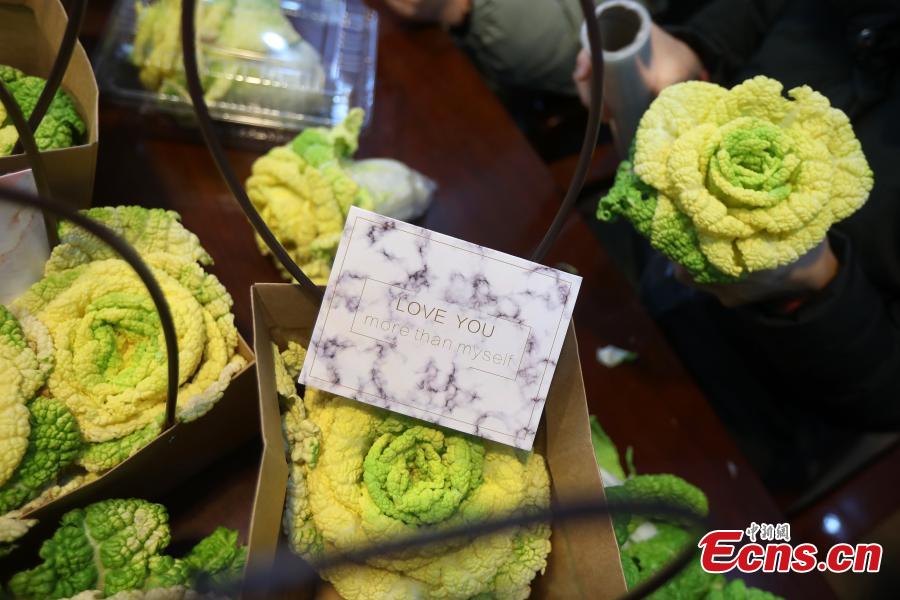 Photo shows the rose-like Chinese cabbage, developed by Professor Hou Xilin, at the College of Horticulture, Nanjing Agricultural University, Feb. 13, 2019. Students have launched a start-up to market the Chinese cabbage, which is smaller in size, rose-shaped and better tasting, both online and offline. (Photo: China News Service/Yang Bo)