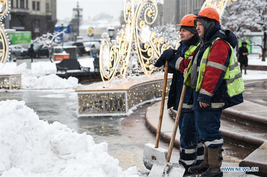 Workers clear snow in Moscow, Russia, on Feb. 13. 2019. A recent snowfall resulted in 11 mm of precipitation in Moscow on Wednesday. (Xinhua/Evgeny Sinitsyn)
