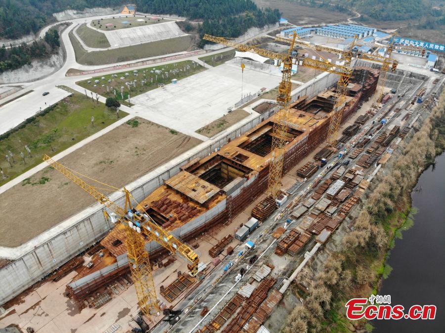 A life-size Titanic replica is seen under construction on a bank of the 20-meter-wide Qijiang River in Daying County, Southwest China\'s Sichuan Province, Feb. 14, 2019. A wealthy businessman has invested one billion yuan ($145.6 million) to rebuild the giant ship, which was 269 meters long and 28 meters wide. The replica will include viewing areas, banquet halls, a swimming pool and a theater. (Photo: China News Service/Zhang Lang)