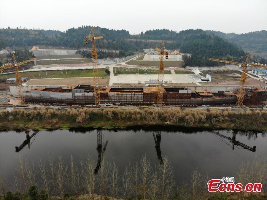A life-size Titanic replica is seen under construction on a bank of the 20-meter-wide Qijiang River in Daying County, Southwest China\'s Sichuan Province, Feb. 14, 2019. A wealthy businessman has invested one billion yuan ($145.6 million) to rebuild the giant ship, which was 269 meters long and 28 meters wide. The replica will include viewing areas, banquet halls, a swimming pool and a theater. (Photo: China News Service/Zhang Lang)