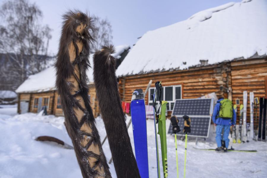 Skiers place their snowboards outdoors before taking a rest. (Photo/Xinhua)
One of Bruno\'s 10 fellow ski lovers has seen fur skis and snowboards in Siberia, which makes him wonder whether Xinjiang and Siberian ancestors exchanged traditions at some point in history.

Bruno, a 59-year-old French man, has been skiing for decades. He and his fellows have set down their skis in more than 20 countries and regions.