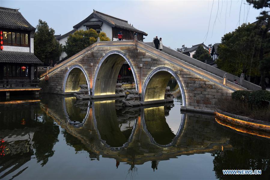 Tourists visit the ancient town of Taierzhuang in east China\'s Shandong Province, Feb. 16, 2019. (Xinhua/Wang Kai)