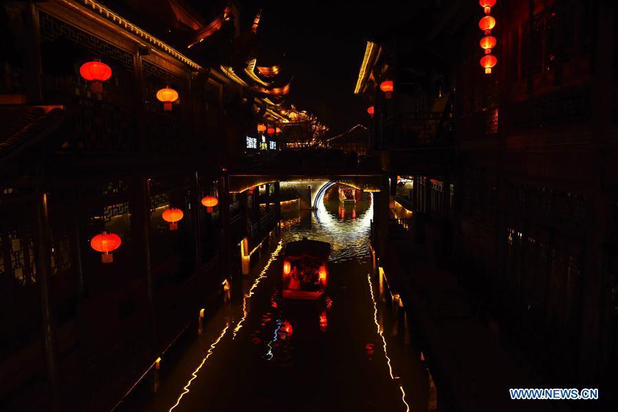 Photo taken on Feb. 16, 2019 shows the night view of the ancient town of Taierzhuang in east China\'s Shandong Province. (Xinhua/Wang Kai)