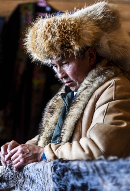 Mirbek, a villager from Hemu, making fur skis at home. (Photo/Xinhua)
But this was the first time Bruno and his team had skied in China. They stayed in Hemu, a village in Xinjiang, for 10 days for their winter holiday.

Skiing for more than two decades, most of them came from France and Switzerland, with the powder snow in Hemu attracting them to China.