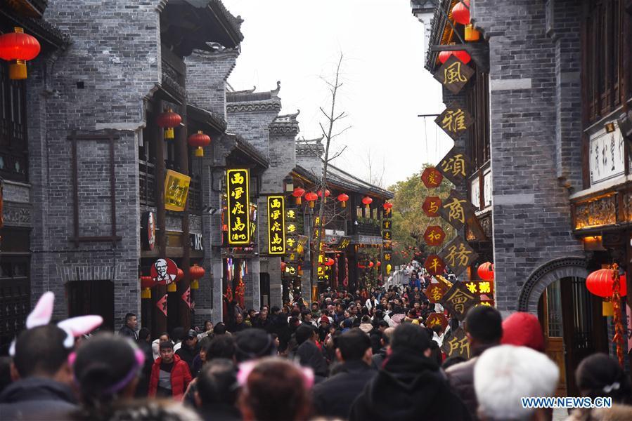 Tourists visit the ancient town of Taierzhuang in east China\'s Shandong Province, Feb. 16, 2019. (Xinhua/Wang Kai)