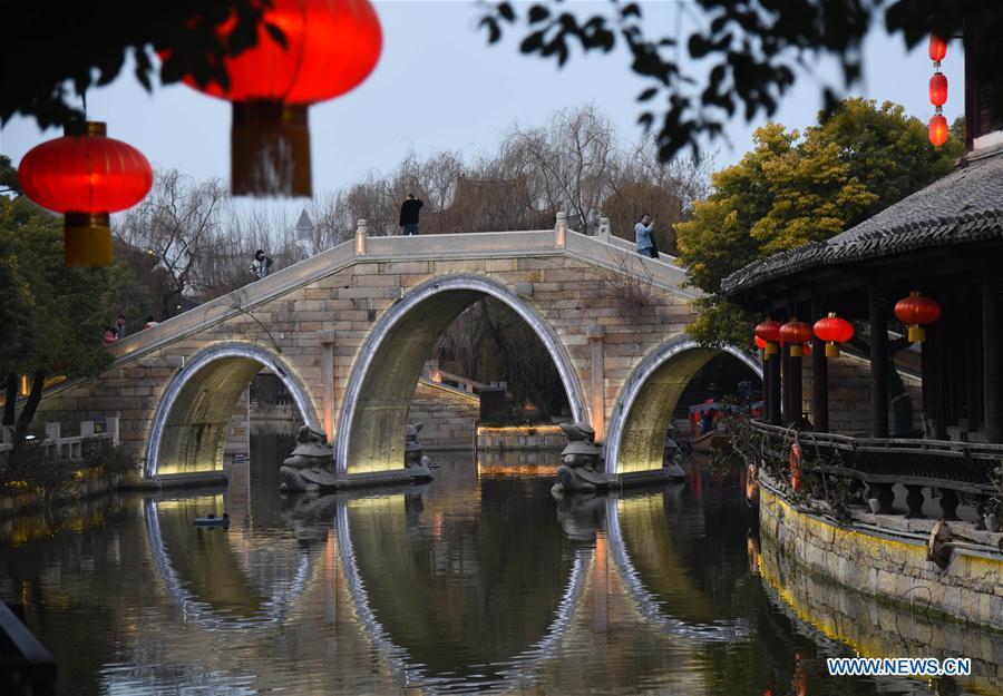 Tourists visit the ancient town of Taierzhuang in east China\'s Shandong Province, Feb. 16, 2019. (Xinhua/Wang Kai)