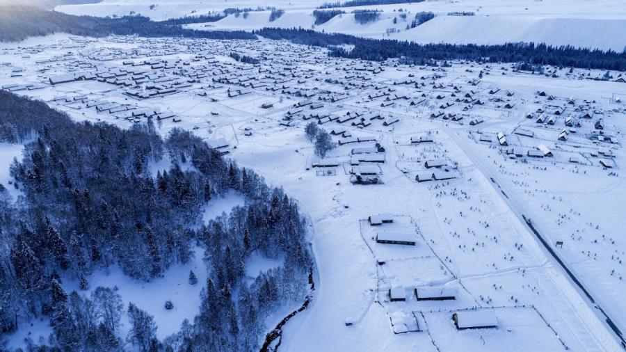 Aerial photograph shows the snowscape in Hemu, Xinjiang. (Photo/Xinhua)
Hemu is a very interesting place and it\'s fantastic skiing here, said Bruno.

He believes it will become a popular destination among ski lovers in the future due to its stunning landscapes and good snow quality.