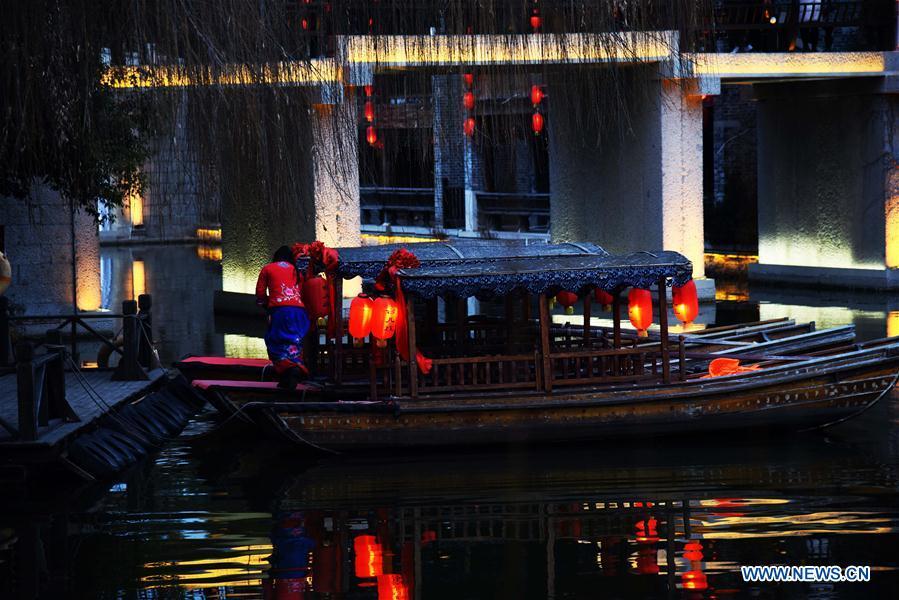 Photo taken on Feb. 16, 2019 shows the night view of the ancient town of Taierzhuang in east China\'s Shandong Province. (Xinhua/Wang Kai)