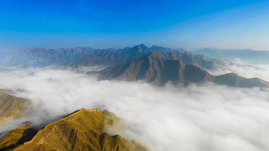 The Great Wall in the Ningxia Hui autonomous region shrouded in cloud.(Photo/chinadaily.com.cn)

With the January publication of a plan to preserve the Great Wall, a decade-long photography project by a researcher from China\'s Ningxia Hui autonomous region has gained national attention.

Li Peng, a researcher with the Cultural Relics Bureau, started to photograph the Great Wall in his northwest China home region in 2007 while riding his motorbike.