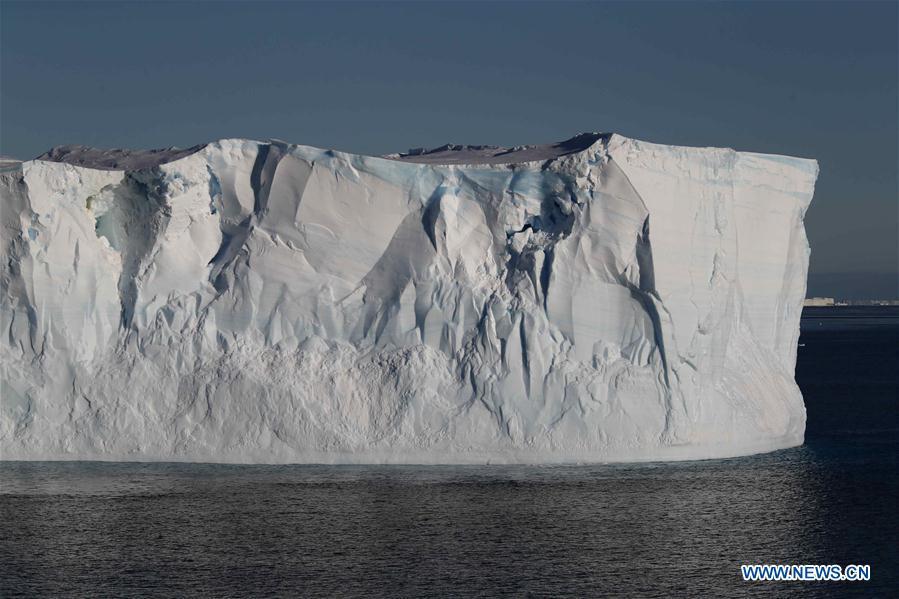 Photo taken on Feb. 15, 2019 shows an iceberg detached from an ice shelf in Antarctica. China\'s research icebreaker Xuelong, with 126 crew members aboard on the 35th Antarctic research mission, on Thursday local time left the Zhongshan Station on its way back to China. It is expected to arrive in Shanghai in mid-March. (Xinhua/Liu Shiping)