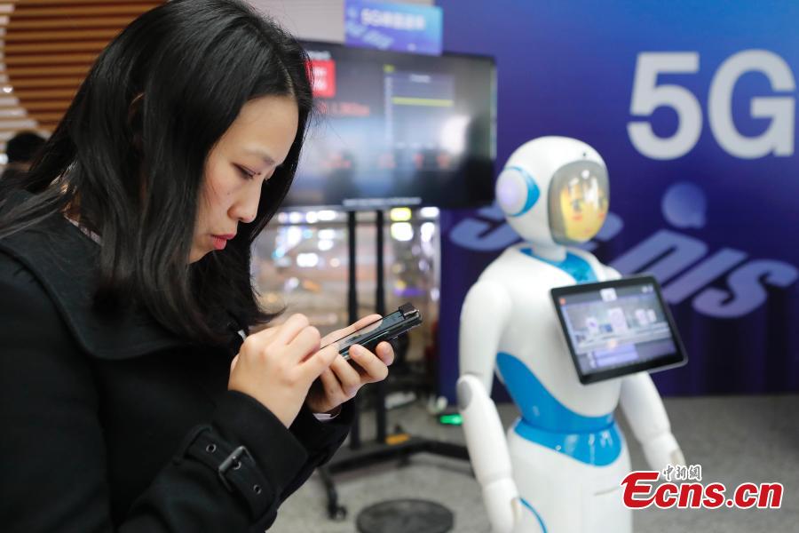 A visitor uses  the 5G network and services in the Shanghai Hongqiao Railway Station, Feb. 18, 2019. The railway station, one of the world\'s busiest, will become the world\'s first \