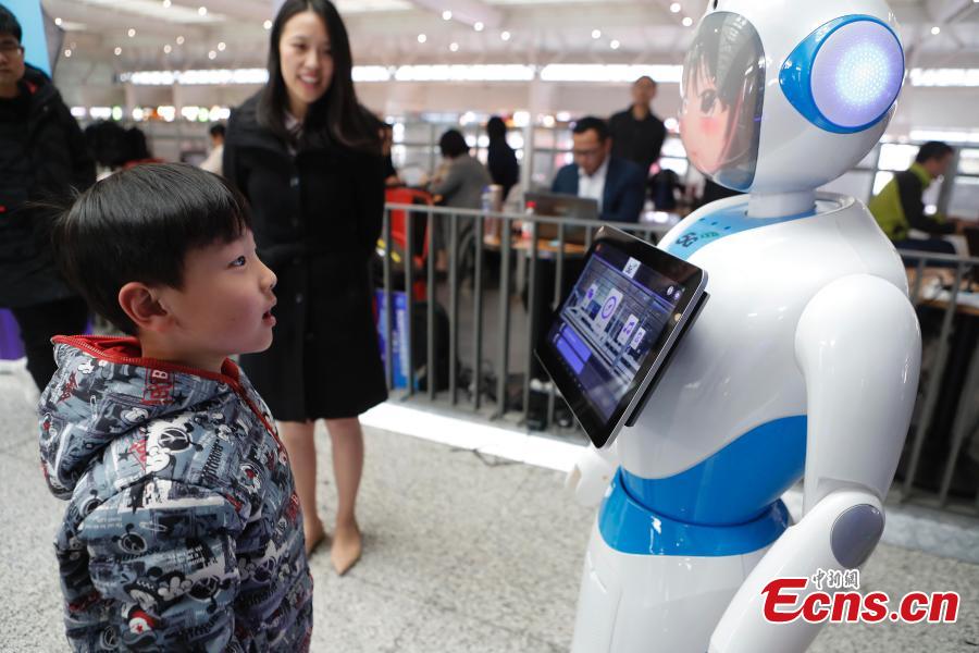 A boy interacts with a robot at a 5G experience zone at the Hongqiao Railway Station in Shanghai, Feb. 18, 2019. China Mobile has plans to turn the station into the first of its kind in China to offer extensive 5G use options for passengers. (Photo: China News Service/Yin Liqin)

The world\'s first “5G railway station” will debut in Shanghai this year, delivering easy access to super-fast 5G network services for all passengers.