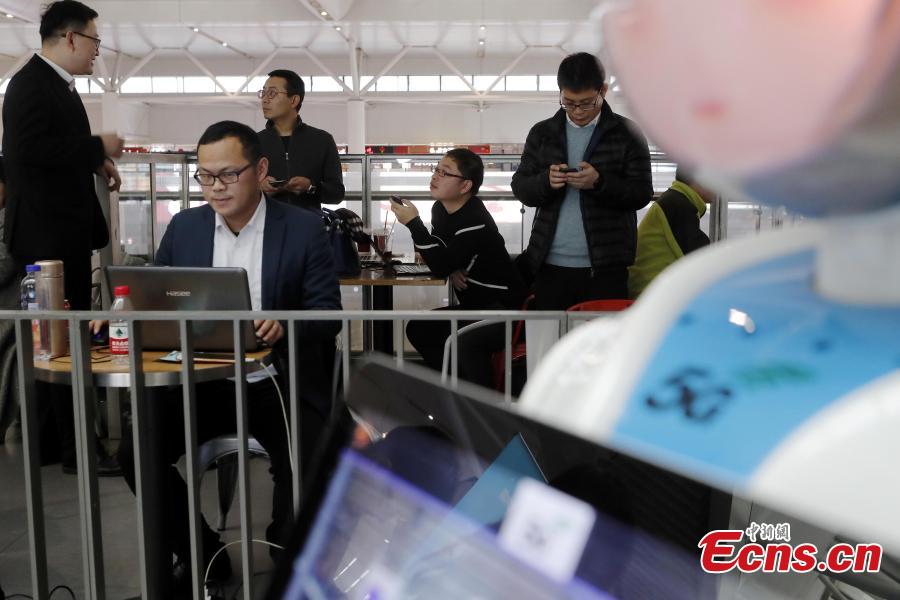 Passengers test the 5G network and services in the Shanghai Hongqiao Railway Station, Feb. 18, 2019. The railway station, one of the world\'s busiest, will become the world\'s first \
