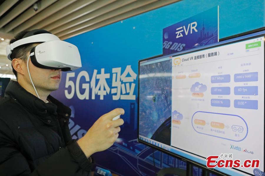 A passenger tests the 5G network and services in the Shanghai Hongqiao Railway Station, Feb. 18, 2019. The railway station, one of the world\'s busiest, will become the world\'s first \