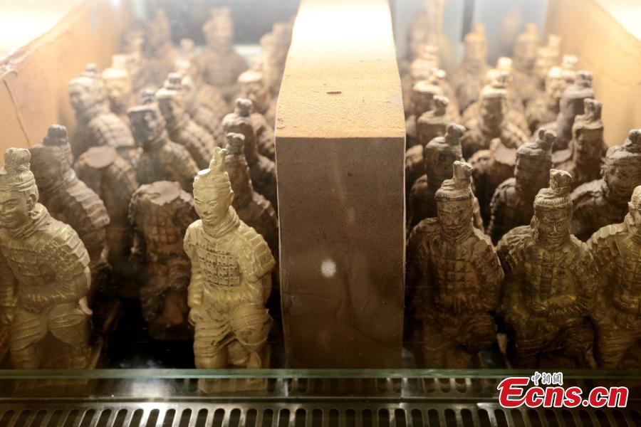 Chocolate replicas of the Terracotta warriors are seen at a hotel in Xi\'an, Northwest China\'s Shaanxi Province, Feb. 20, 2019. The chocolate figures are 15 centimeters tall and sell for 68 yuan ($10). Xi\'an is home to the Terracotta Army, constructed to accompany the tomb of China\'s First Emperor Qin Shihuang as an afterlife guard. (Photo: China News Service/Zhang Yuan)