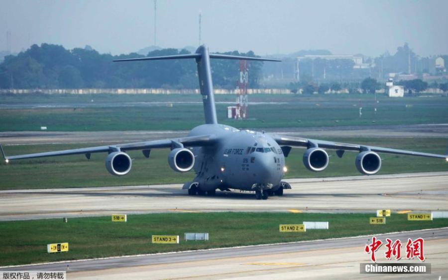 The U.S.\'s Boeing C-17, carrying the Marine One helicopter, touches down in Noi Bai, Feb. 20, 2019. (Photo/Agencies)