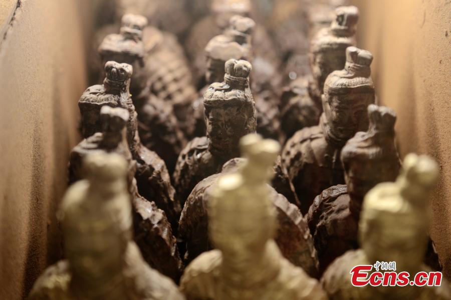 Chocolate replicas of the Terracotta warriors are seen at a hotel in Xi\'an, Northwest China\'s Shaanxi Province, Feb. 20, 2019. The chocolate figures are 15 centimeters tall and sell for 68 yuan ($10). Xi\'an is home to the Terracotta Army, constructed to accompany the tomb of China\'s First Emperor Qin Shihuang as an afterlife guard. (Photo: China News Service/Zhang Yuan)