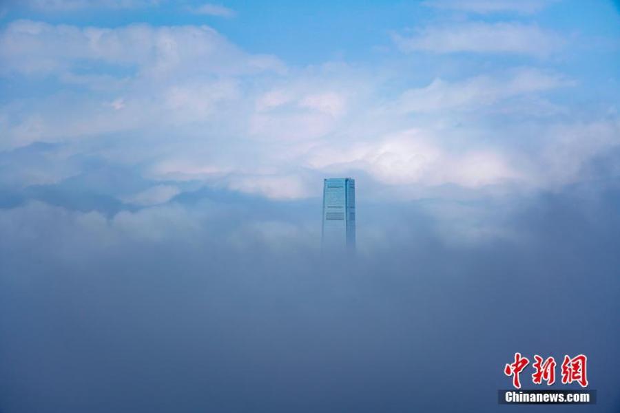 Advection fog envelopes Victoria Harbour in Hong Kong, Feb. 21, 2019. (Photo: China News Service/Zhang Wei)