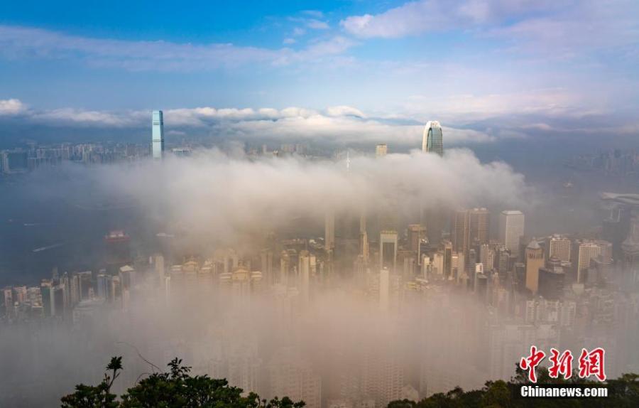 Advection fog envelopes Victoria Harbour in Hong Kong, Feb. 21, 2019. (Photo: China News Service/Zhang Wei)
