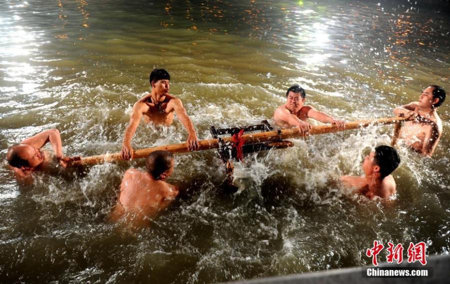 Locals perform a folk custom to commemorate three historical figures in Guihou Village, Yanxi Town, Fujian Province, Feb. 21, 2019. The ceremony originated as a tradition in the Ye family to worship Wen Tianxiang, Zhang Shijie and Lu Xiufu, three generals in the Song Dynasty (960-1279) known for loyalty, integrity and bravery. After 500 years, it has become an intangible cultural heritage recognized by the province. (Photo: China News Service/Zhang Jinchuan)
