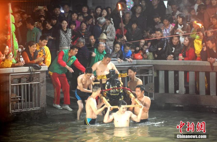 Locals perform a folk custom to commemorate three historical figures in Guihou Village, Yanxi Town, Fujian Province, Feb. 21, 2019. The ceremony originated as a tradition in the Ye family to worship Wen Tianxiang, Zhang Shijie and Lu Xiufu, three generals in the Song Dynasty (960-1279) known for loyalty, integrity and bravery. After 500 years, it has become an intangible cultural heritage recognized by the province. (Photo: China News Service/Zhang Jinchuan)