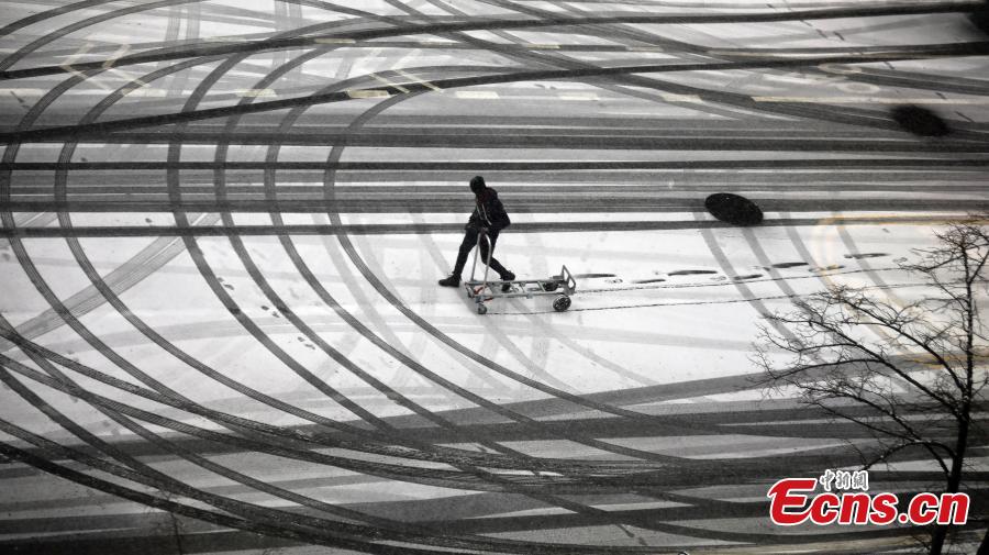 A worker pushes a hand truck as snow falls, Feb. 20, 2019, in New York. (Photo/Agencies)