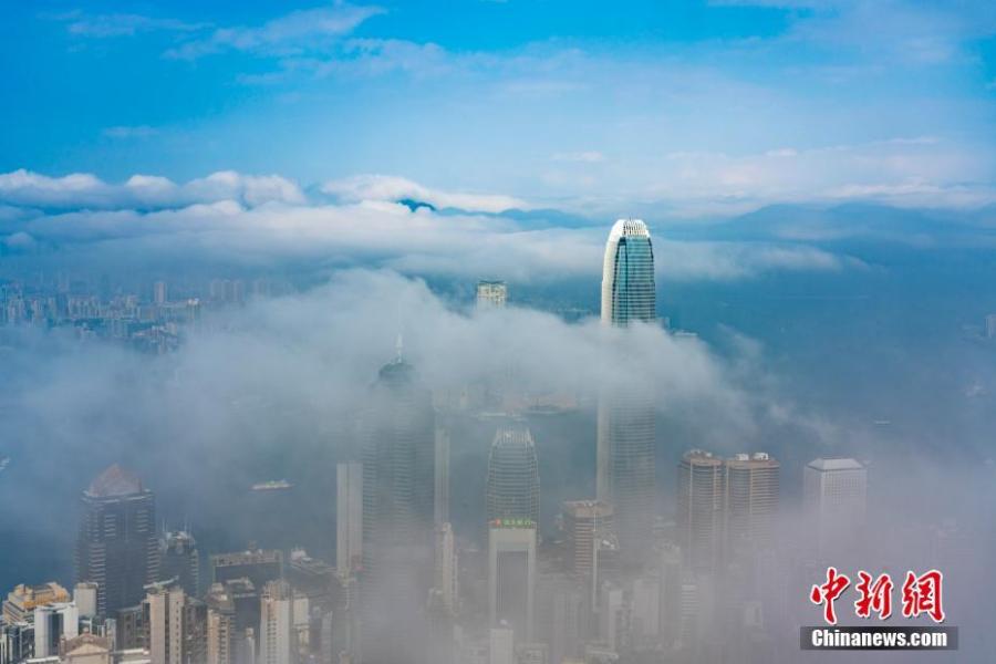 Advection fog envelopes Victoria Harbour in Hong Kong, Feb. 21, 2019. (Photo: China News Service/Zhang Wei)