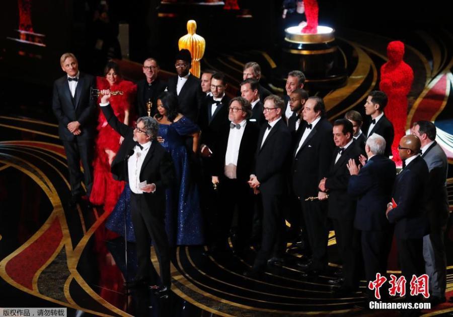 Cast and crew of Green Book, including Linda Cardellini Mahershala Ali, Octavia Spencer, Brian Currie, Charles B. Wessler, Jim Burke, Peter Farrelly, and Nick Vallelonga accept the Best Picture award during the 91st Annual Academy Awards at Dolby Theatre on Feb. 24, 2019 in Hollywood, California. (Photo/Agencies)