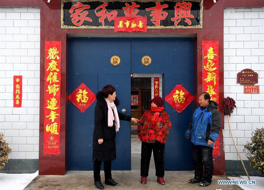 Ge Shuqin(L), deputy to the 13th National People\'s Congress, talks with villagers in Xiangyangzhuang Village, Tangyin County of Central China\'s Henan Province, Feb. 14, 2019. As a secretary of the Communist Party of China local branch in Xiangyangzhuang Village, Ge has sticked to her position for over 30 years and devoted herself to leading villagers to make a good living. (Xinhua/Li An)