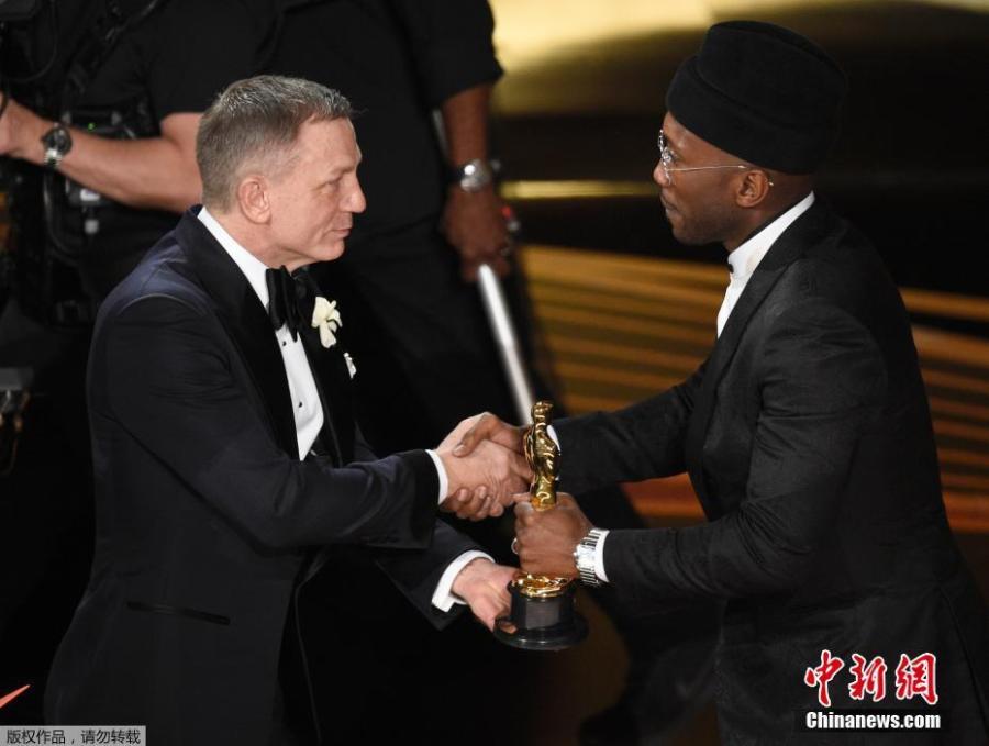 Mahershala Ali accepts the Actor in a Supporting Role award for \
