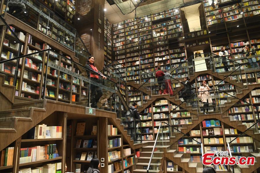 A view of the full bookshelves at a bookstore in Chongqing southwestern China, Feb. 25, 2019.   The newly opened bookstore in Chongqing southwestern China has attracted over 200,000 visitors since it opened on Jan. 25.  The store quickly gained attention for its mind-boggling interior design.  (Photo/China News Service)