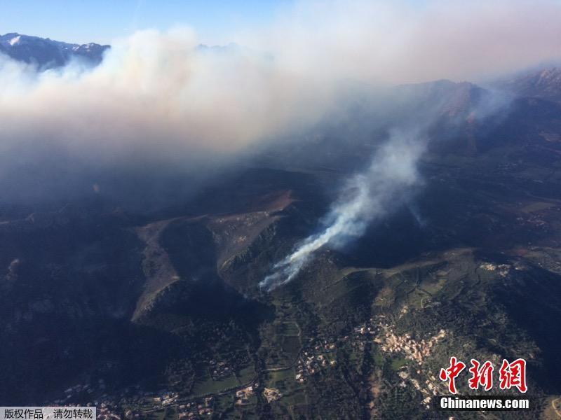 A wildfire burns in a forest on the Mediterranean island of Corsica, Feb. 25, 2019. French firefighters are trying to contain the fire, which has already scorched a large. area on the island. (Photo/Agencies)