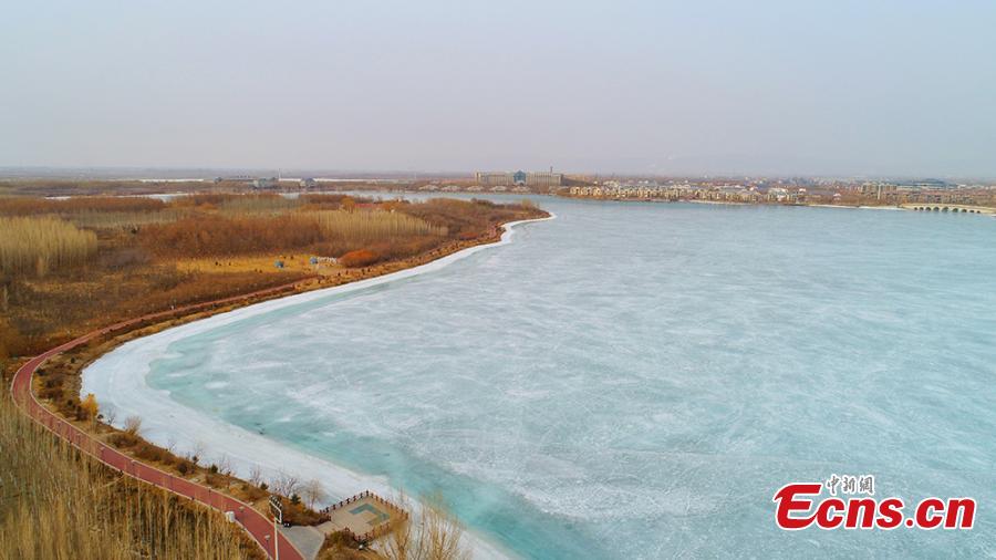 A view of the Zhangye National Wetland Park in Zhangye City, Northwest China\'s Gansu Province as it is partially frozen in the latest cold front. (Photo: China News Service/Wang Chao)