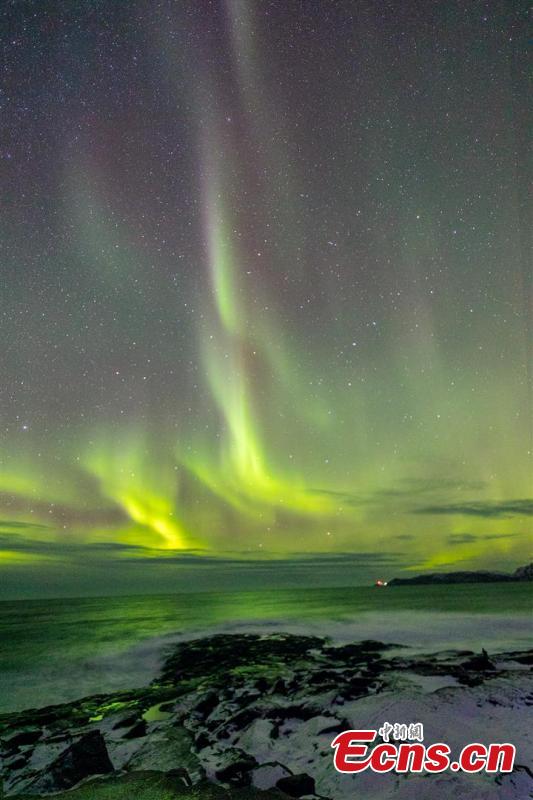 Photographer Xue Yang, of Central China\'s Hubei Province, captured the stunning northern lights during a three-day stay in Teriberka, Murmansk Region, Russia. Teriberka is one of the best places in Russia to watch the northern lights, which appear from September to April. (Photo: China News Service/Xue Yang)