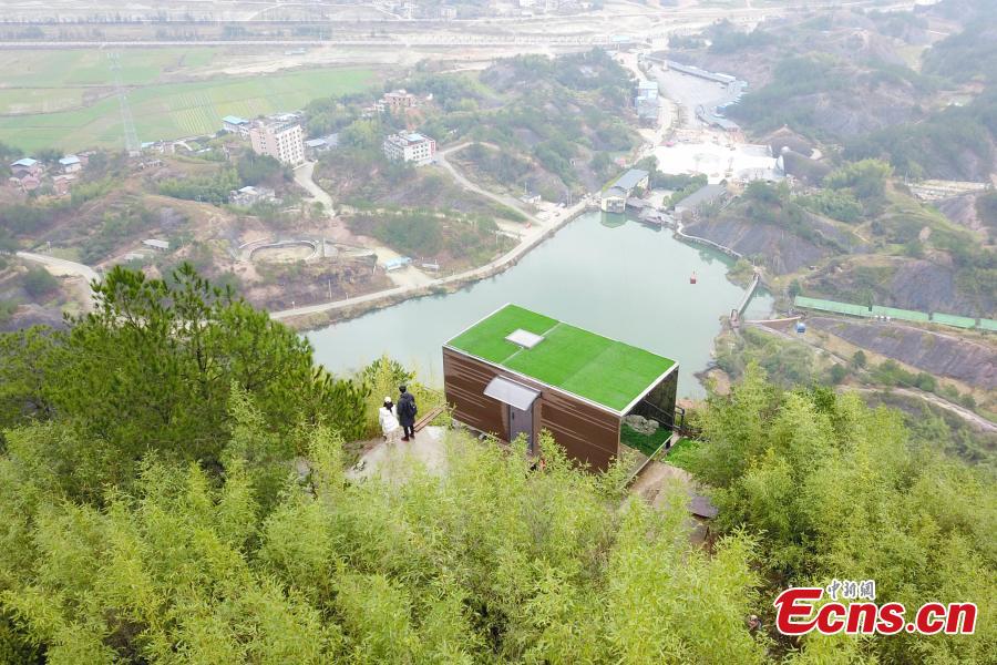 A view of a newly-opened hostel on top of a cliff, 523 meters above the ground, at the Shiniuzhai National Geological Park in Pingjiang County, Central China\'s Hunan Province, Feb. 27, 2019. Guests are treated to an impressive view of the park as the accommodation’s room walls are made of glass. (Photo: China News Service/Yang Huafeng)